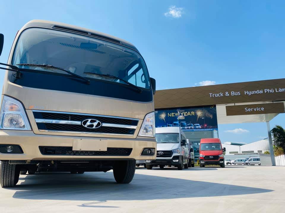 Cụm đèn pha phía trước của xe khách Hyundai County 29 chỗ