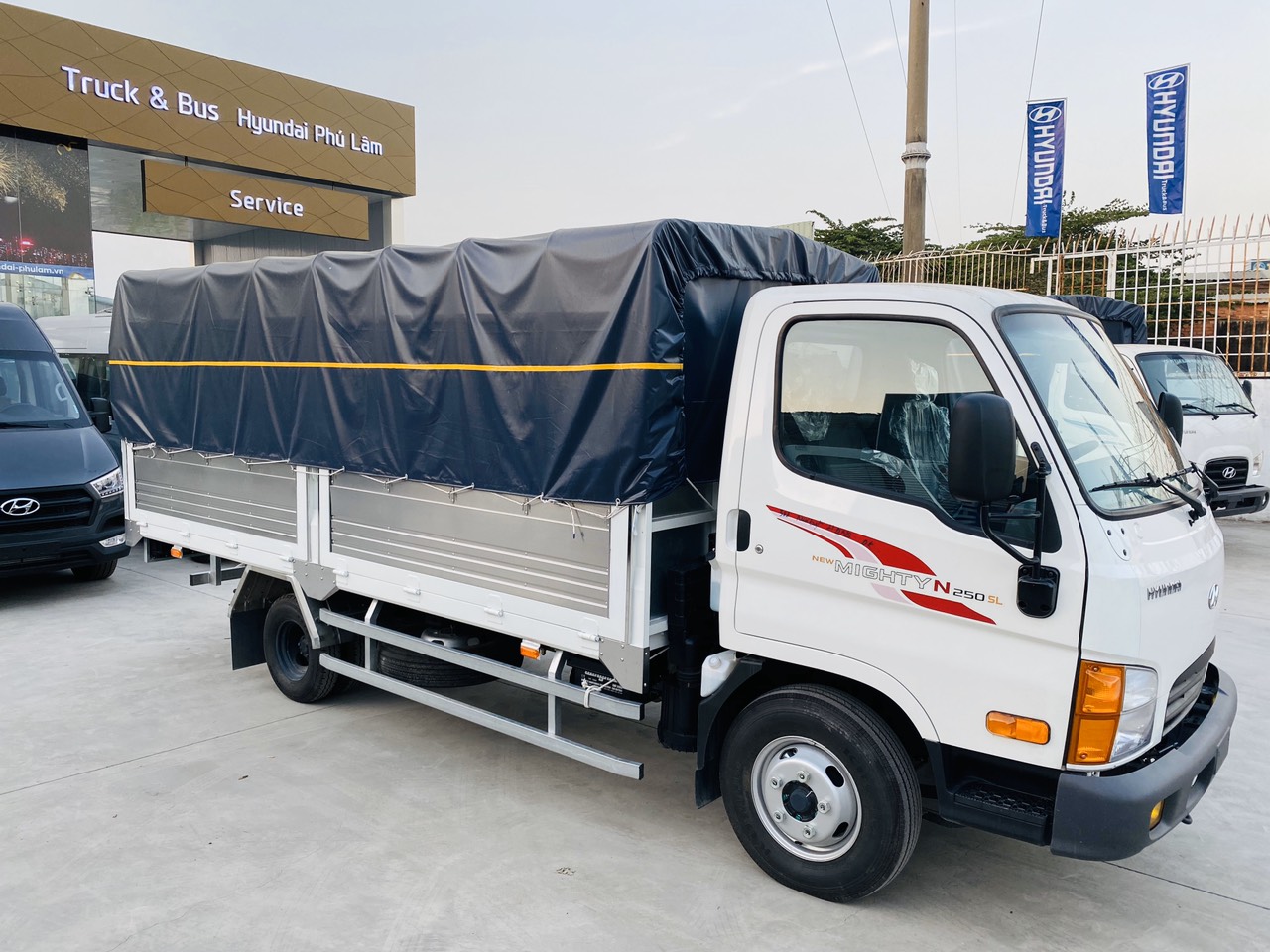 Xe tải Mighty N250SL thùng mui bạt