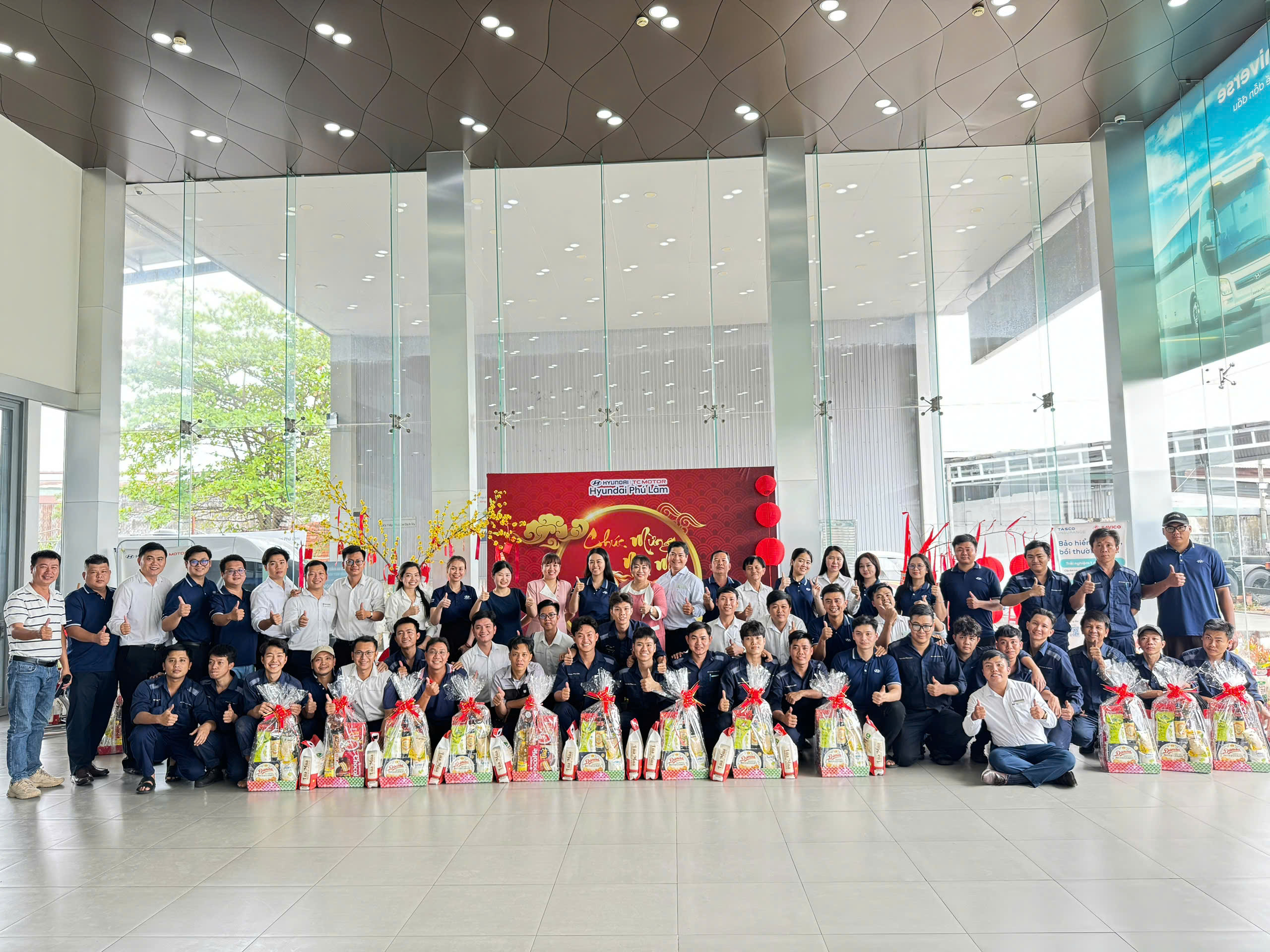 TRAO QUÀ TẾT ẤM ÁP ĐẾN ĐẠI GIA ĐÌNH HYUNDAI PHÚ LÂM